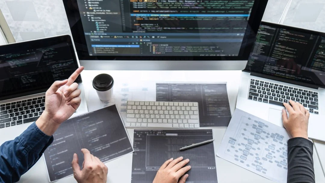 Código de desarrollo de software en pantalla